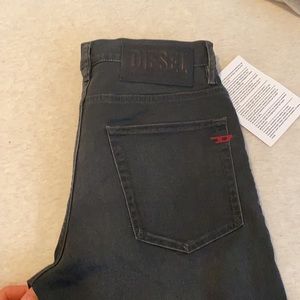 Men’s black diesel jeans. Size 30x30 never worn . High end.